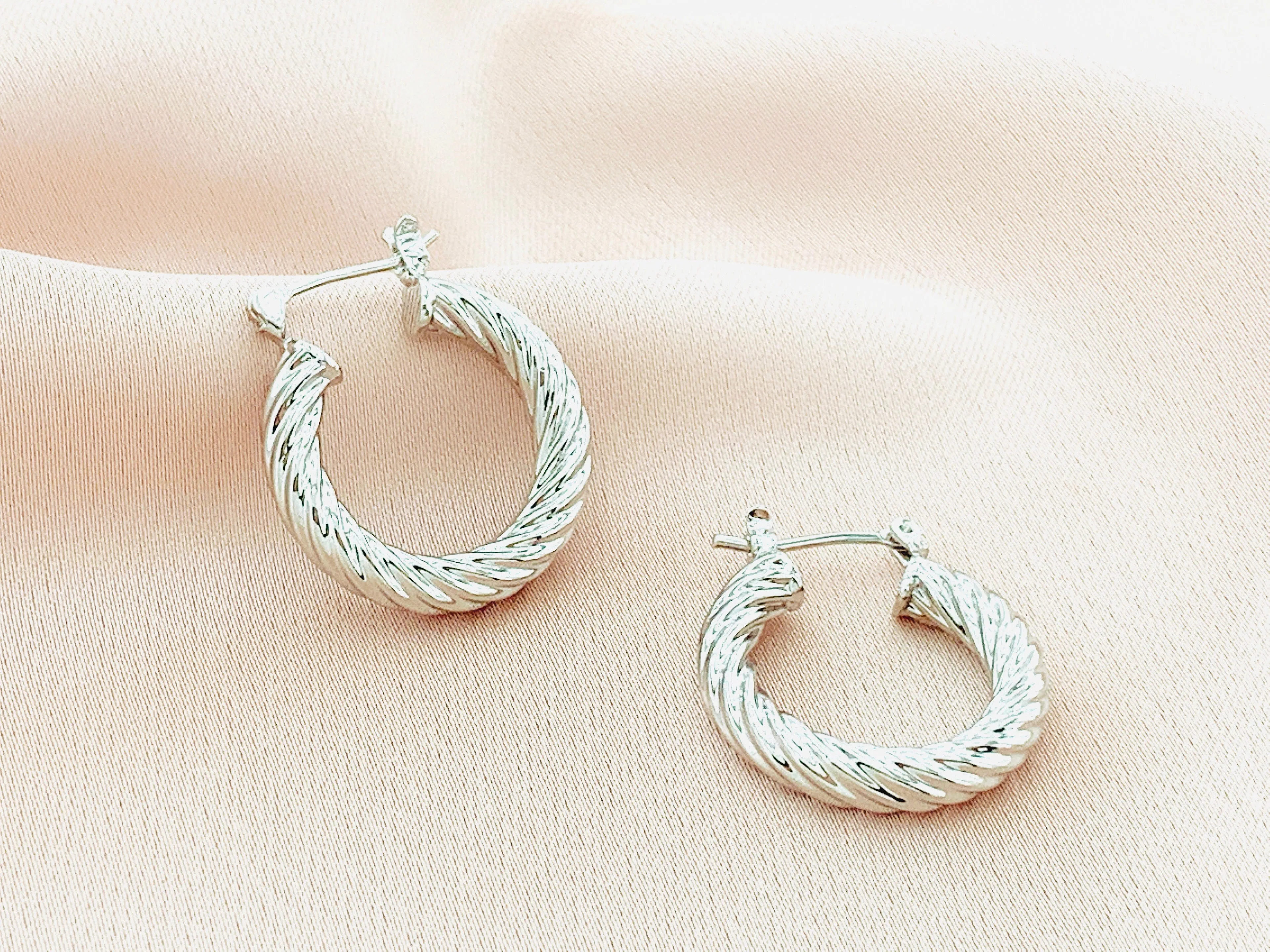 Women's Fashion Hollow Hoop Earring